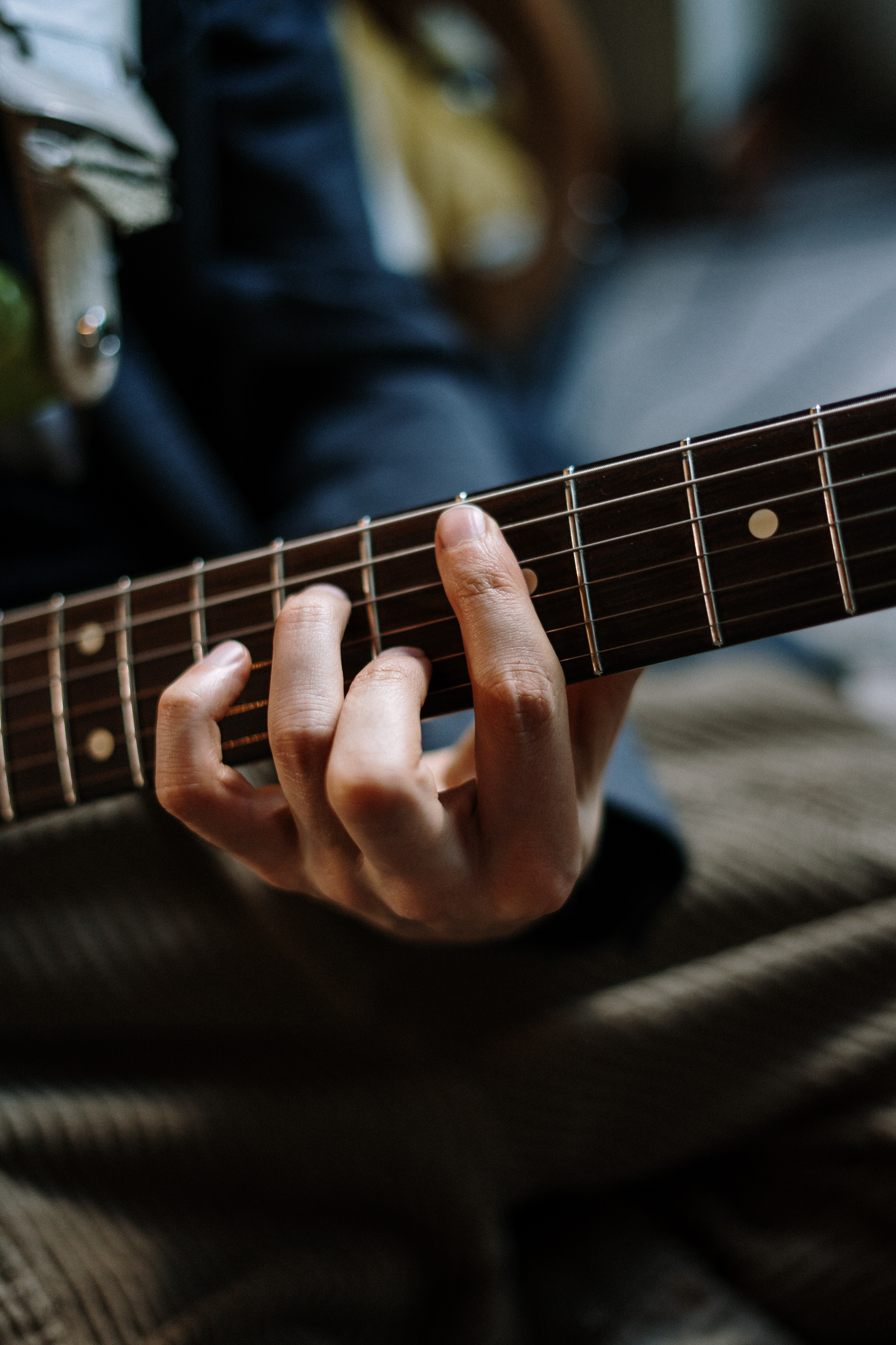 hand fretting an em7 chord